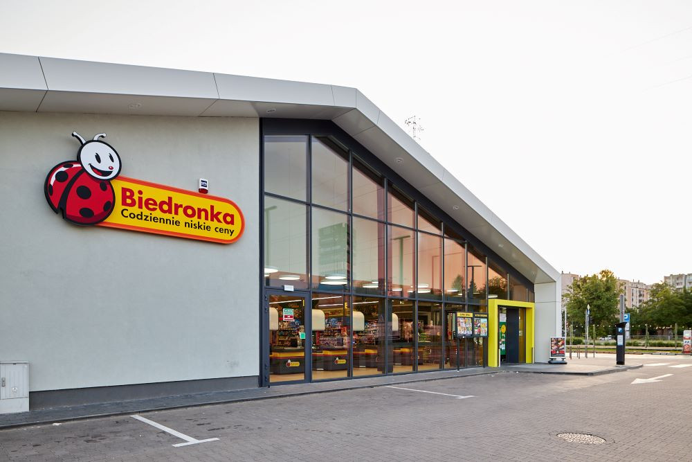 Biedronka, cel mai mare retailer alimentar polonez, interesat și de cumpărarea magazinelor Carrefour Polonia, ar putea intra în România