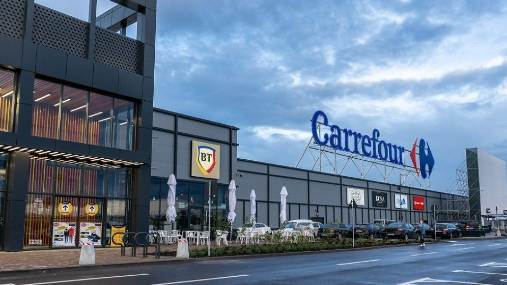 Șeful grupului care deține Louis Vuitton iese din acționariatul Carrefour