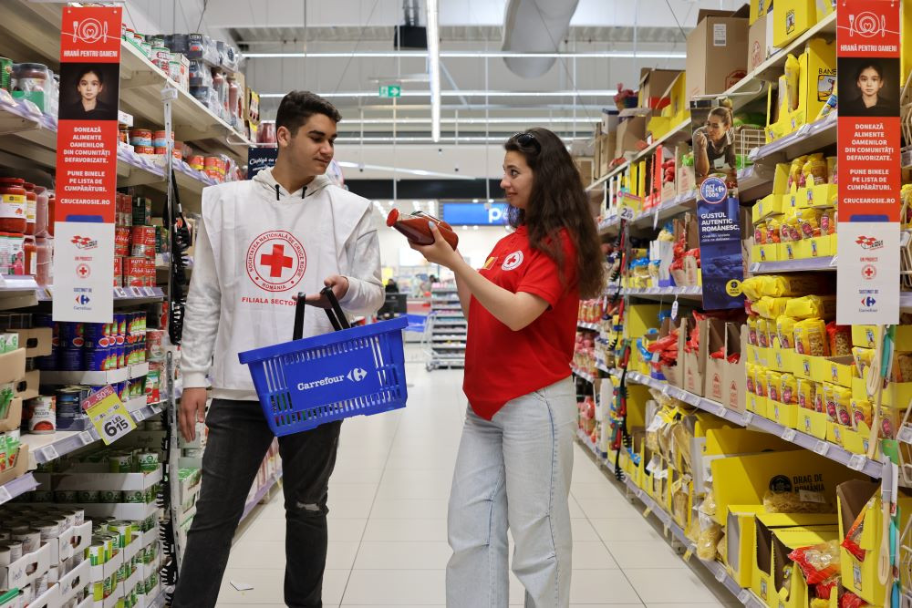 Carrefour și Crucea Roșie aduc masa de Crăciun pentru familiile defavorizate. Unde pot dona românii