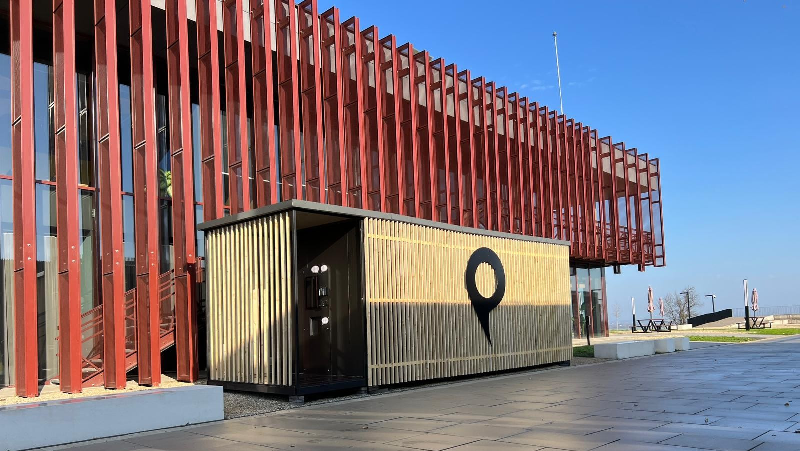 Magazinul ”tonomat”, în România: comanzi printr-o tabletă, plătești cu cardul, iar un robot îți aduce produsele 