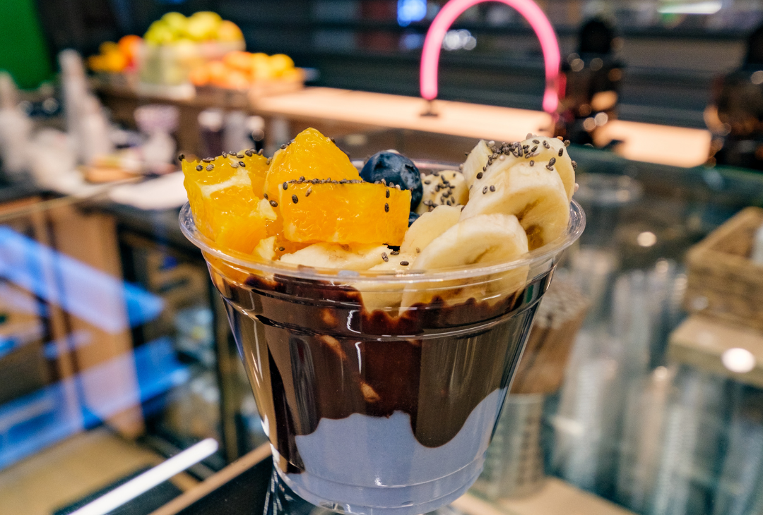 Românii de la REMEDIU deschid un nou concept de magazin, cu bar de băuturi naturiste inclus