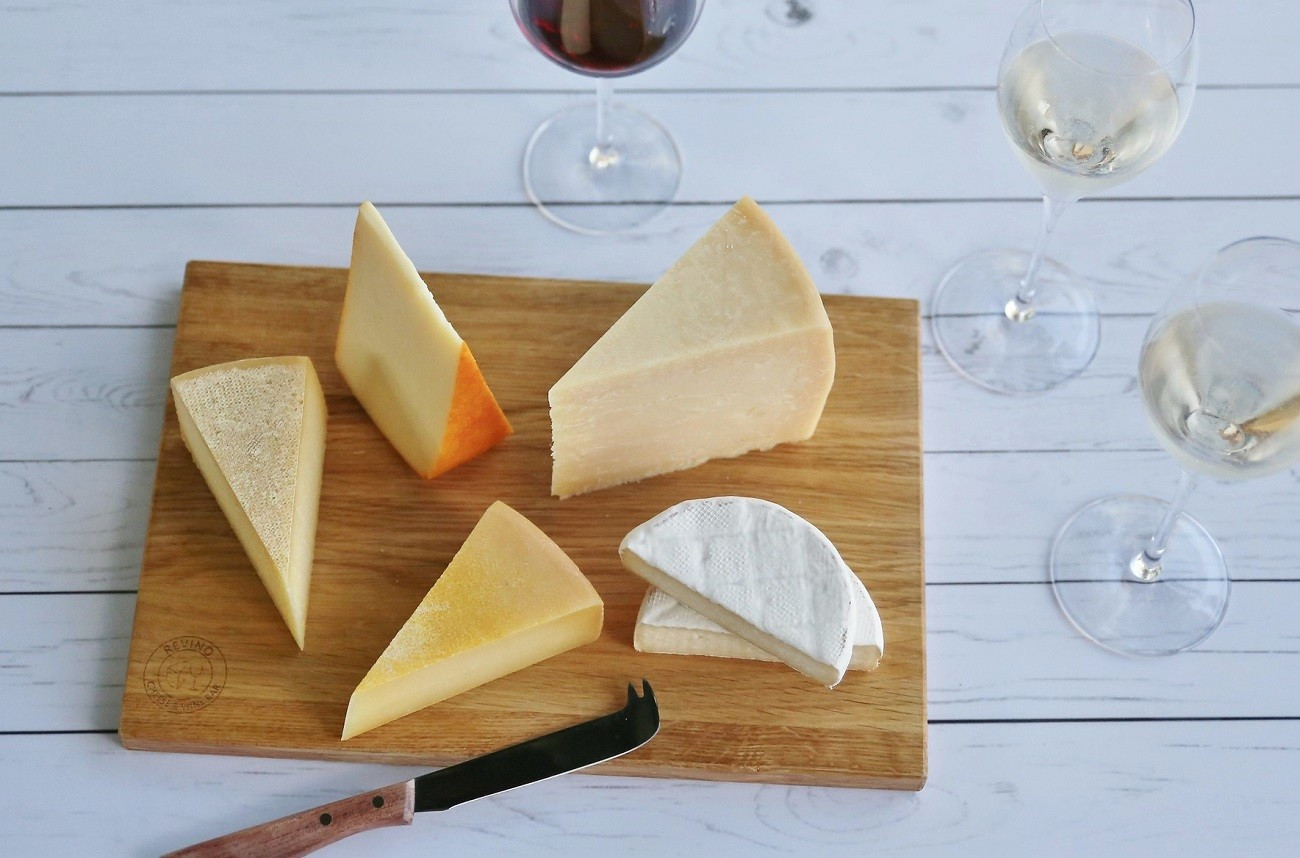 Studiu: Jumătate dintre români consumă zilnic brânzeturi și încep să descopere specialitățile locale